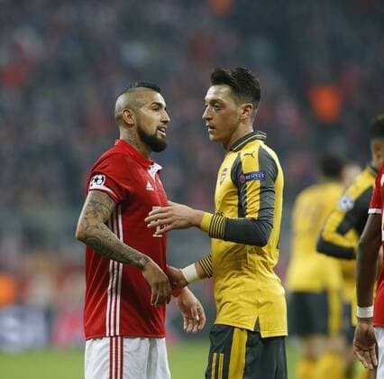 V.li. Arturo Vidal (Bayern) , Mesut Özil (Arsenal) . FC Bayern München-FC Arsenal .. München, GER, 15.02.2017, Achtelfinale Fussball-Champions League 2016-2017 .