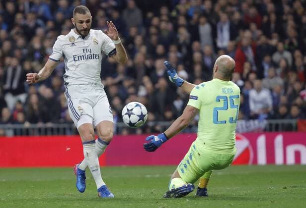 Fußball, CL, Real Madrid - SSC Neapel Real Madrid s French striker Karim Benzema (L) attempts a goal against Napoli s Spanish goalkeeper Jose Manuel Reina during their UEFA Champions League round of 16 first leg match at Santiago Bernabeu stadium in Madrid, Spain, 15 February 2017. REAL MADRID VS. NAPOLI !ACHTUNG: NUR REDAKTIONELLE NUTZUNG!  Copyright: xJuanJoxMartinx MAD002 20170215-636227915098287975