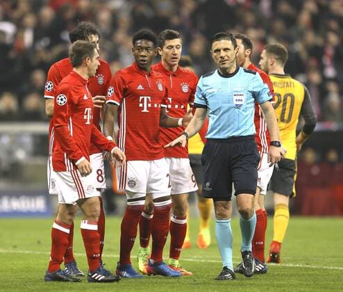 Foto: Elfmeter gegen die Bayern , SchiriMilorad Mazic streitet mit Lahm und Thiago und Alaba und Lewandowski Fussball - Championsleague am Mi. 15.02.2017 Achtelfinale, Bayern München - Arsenal London