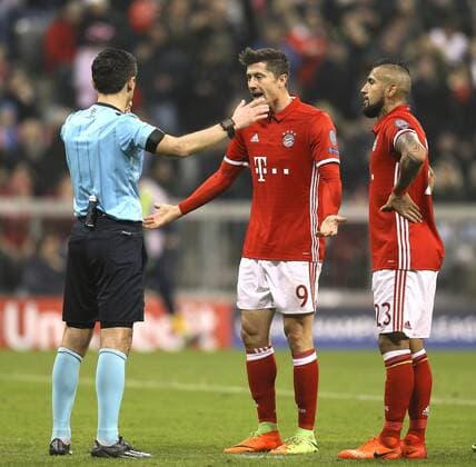 Foto: Elfmeter gegen die Bayern , SchiriMilorad Mazic streitet mit Arturo Vidal und Lewandowski Fussball - Championsleague am Mi. 15.02.2017 Achtelfinale, Bayern München - Arsenal London