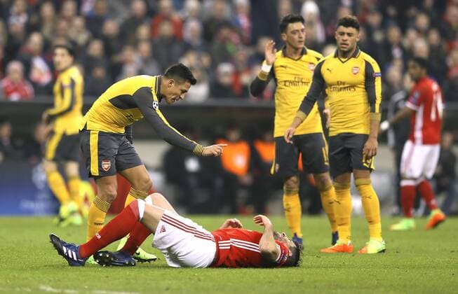 Foto: böses Foulspiel von Alexis Sanchez ( Arsenal ) an Javi Martinez , Sanchez ist wütend und beschimpft ihn Fussball - Championsleague am Mi. 15.02.2017 Achtelfinale, Bayern München - Arsenal London