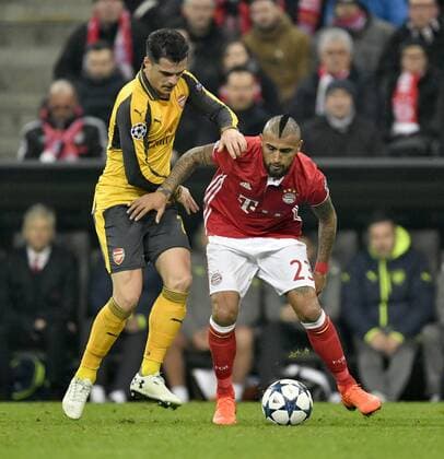 Zweikampf, Aktion Arturo Vidal FC Bayern München gegen Granit XhakaFC Arsenal London FC Bayern München FCB vs FC Arsenal London Gunners UEFA Champions-League CL Achtelfinale Hinspiel Spiel 1 Saison 2016 2017 München Allianz Arena 15.02.2017 FC Bayern München FCB vs FC Arsenal London Gunners