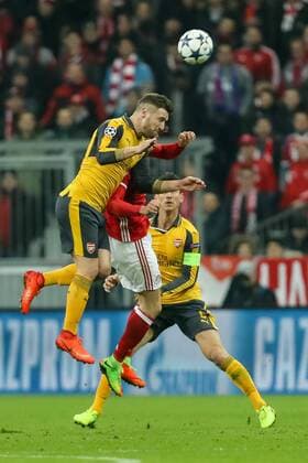 Muenchen, Deutschland 15.02.2016, UEFA Champions League - 2016 17 Season, Achtelfinale Hinspiel, FC Bayern Muenchen - Arsenal London FC, Shkodran Mustafi (AFC) und Robert Lewandowski (FCB) im Zweikampf ( DeFodi048