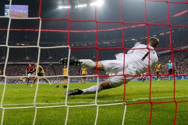 Muenchen, Deutschland 15.02.2016, UEFA Champions League - 2016 17 Season, Achtelfinale Hinspiel, FC Bayern Muenchen - Arsenal London FC, Alexis Sanchez (AFC) verschiesst den Strafstoss ( DeFodi048
