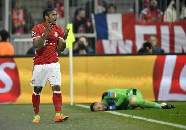 nach Zweikampf, Foul Aktion Torwart David Ospina FC Arsenal London mit Douglas Costa FC Bayern München bleibt Ospina verletzt am Boden liegen und wird behandelt Gestik, Geste Douglas Costa FC Bayern München FC Bayern München FCB vs FC Arsenal London Gunners UEFA Champions-League CL Achtelfinale Hinspiel Spiel 1 Saison 2016 2017 München Allianz Arena 15.02.2017 FC Bayern München FCB vs FC Arsenal London Gunners