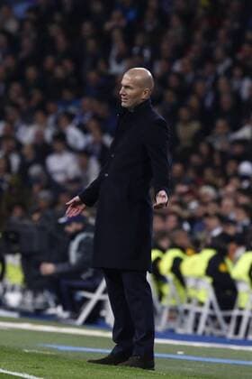 Fußball, CL, Real Madrid - SSC Neapel Real Madrid s French coach Zinedine Zidane gives his players directions against Napoli during their UEFA Champions League round of 16 first leg match at Santiago Bernabeu stadium in Madrid, Spain, 15 February 2017. REAL MADRID VS. NAPOLI !ACHTUNG: NUR REDAKTIONELLE NUTZUNG!  Copyright: xKikoxHuescax MAD002 20170215-636227928009306447