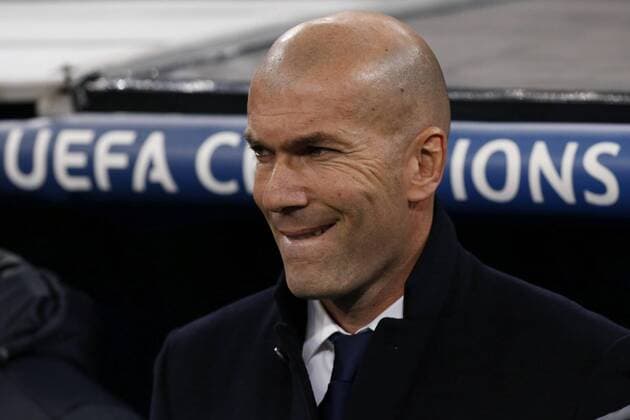 Fußball, CL, Real Madrid - SSC Neapel Real Madrid s French coach Zinedine Zidane gives his players directions against Napoli during their UEFA Champions League round of 16 first leg match at Santiago Bernabeu stadium in Madrid, Spain, 15 February 2017. REAL MADRID VS. NAPOLI !ACHTUNG: NUR REDAKTIONELLE NUTZUNG!  Copyright: xKikoxHuescax MAD002 20170215-636227928050177923