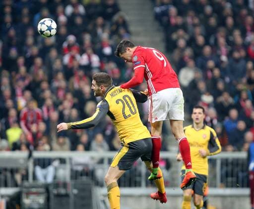 FC Bayern München - FC Arsenal London Deutschland, München, 15.02.2017, Fussball, UEFA Champions League, Saison 2016 2017, Achtelfinale, Hinspiel, FC Bayern München - FC Arsenal London: v.l. Shkodran Mustafi (FC Arsenal London), Robert Lewandowski (FC Bayern München); Tor 2:1 Lewandowski.