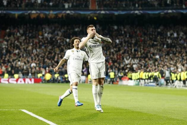 Fußball, CL, Real Madrid - SSC Neapel (L-R) Marcelo of Real Madrid, Toni Kroos of Real Madridduring the UEFA Champions League round of 16 match between Real Madrid and SSC Napoli on February 15, 2017 at the Santiago Bernabeu stadium in Madrid, Spain Real Madrid v SSC Napoli UEFA Champions League 2016 2017 xVIxxIVx 7126216