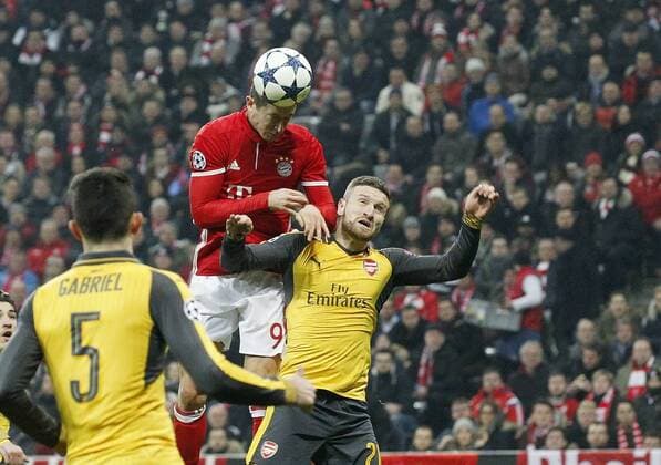 V.li. Robert Lewandowski (Bayern) köpft das Tor zum 2:1 für München, Shkodran Mustafi (Arsenal) . FC Bayern München-FC Arsenal .. München, GER, 15.02.2017, Achtelfinale Fussball-Champions League 2016-2017 .