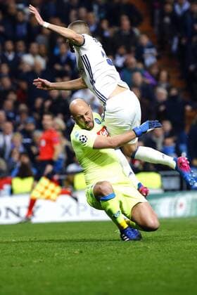 Fußball, CL, Real Madrid - SSC Neapel Real Madrid s French striker Karim Benzema (R) hits Napoli s Spanish goalkeeper Reina during their UEFA Champions League round of 16 first leg match at Santiago Bernabeu stadium in Madrid, Spain, 15 February 2017. REAL MADRID VS. NAPOLI !ACHTUNG: NUR REDAKTIONELLE NUTZUNG!  Copyright: xJ.P.xGandulx MAD002 20170215-636227930727571597