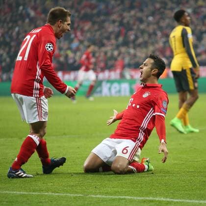 Philipp Lahm (FC Bayern Muenchen 21) Thiago Alcantara (FC Bayern Muenchen 6) Jubel nach dem 2:1, FC Bayern Muenchen - Arsenal FC, UEFA Champions League, Achtelfinale, Fussball, 15.02.2017, Muenchen Copyright: xLangerx xEibner-Pressefotox EP_HLR