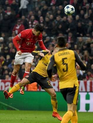 15.02.2017, xjhx, Fussball Champions League, FC Bayern Muenchen - Arsenal London, emspor, v.l. Robert Lewandowski (FC Bayern Muenchen), Shkodran Mustafi (Arsenal London) Goal scored, Tor zum 2:1 Muenchen