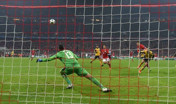 15.02.2017, Fussball, UEFA Champions League, Saison 2016 2017, Achtelfinale, FC Bayern Muenchen - Arsenal London, Robert Lewandowski (Bayern Muenchen), hinten rechts, erzielt mit diesem Kopfball das Tor zum 2:1