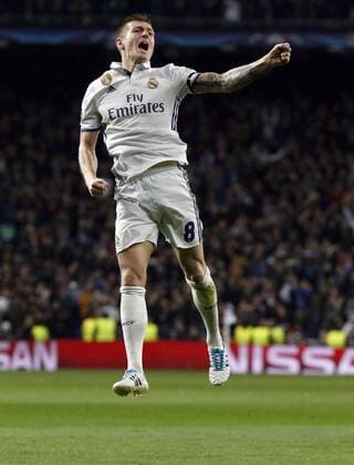 Fußball, CL, Real Madrid - SSC Neapel, Toni Kroos trifft Real Madrid s German midfielder Toni Kroos jubilates a goal, the second against Napoli, during their UEFA Champions League round of 16 first leg match at Santiago Bernabeu stadium in Madrid, Spain, 15 February 2017. REAL MADRID VS. NAPOLI !ACHTUNG: NUR REDAKTIONELLE NUTZUNG!  Copyright: xKikoxHuescax MAD002 20170215-636227935555308011