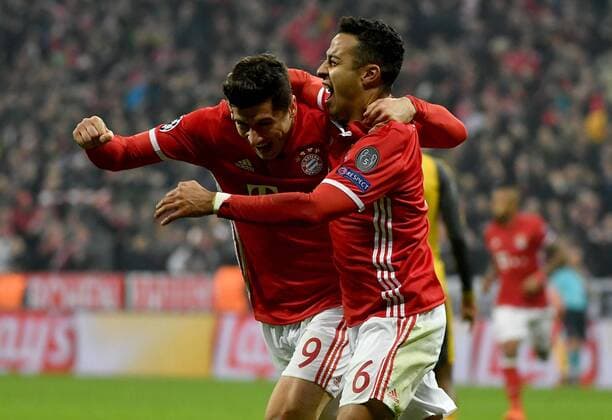 15.02.2017, xjhx, Fussball Champions League, FC Bayern Muenchen - Arsenal London, emspor, v.l. Robert Lewandowski (FC Bayern Muenchen), Thiago Alcantara (FC Bayern Muenchen) Torjubel, Goal celebration, celebrate the goal zum 3:1 Muenchen
