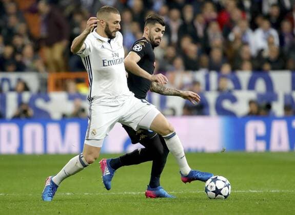 Fußball, CL, Real Madrid - SSC Neapel Real Madrid s French striker Karim Benzema (L) vies for the ball with Napoli s Albanian defender Elseid Hysaj during their UEFA Champions League round of 16 first leg match at Santiago Bernabeu stadium in Madrid, Spain, 15 February 2017. REAL MADRID VS. NAPOLI !ACHTUNG: NUR REDAKTIONELLE NUTZUNG!  Copyright: xJuanJoxMartinx MAD002 20170215-636227937613087996