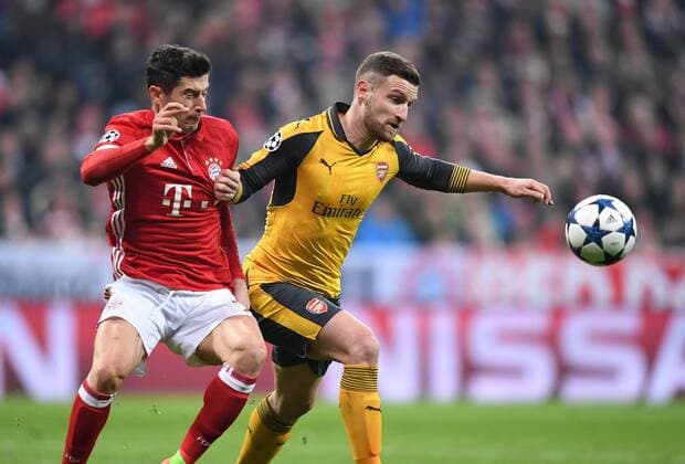 FUSSBALL CHAMPIONS LEAGUE SAISON 2016 2017 ACHTELFINALE HINSPIEL FC Bayern Muenchen - Arsenal London 15.02.2017 Robert Lewandowski (li, FC Bayern Muenchen) gegen Shkodran Mustafi (re, Arsenal) 