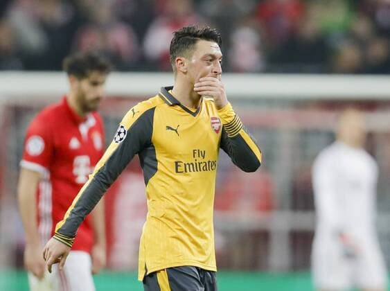 ar11 Mesut OEZIL, Arsenal 11 Emotionen, enttaeuscht, Enttaeuschung, Frust, frustriert, Trauer ,traurig, verzweifelt, Verzweiflung FC BAYERN MUENCHEN - FC ARSENAL Achtelfinale, Fussball UEFA Champions League, Muenchen, 15.02.2017 CL Saison 2016 2017, FCB