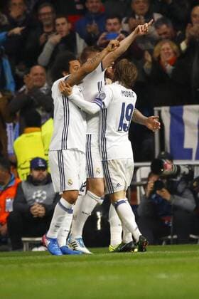 Fußball, CL, Real Madrid - SSC Neapel Real Madrid s German midfielder Toni Kroos (C) jubilates a goal, the second for the team, with teammates Marcelo and Modric during their UEFA Champions League round of 16 first leg match at Santiago Bernabeu stadium in Madrid, Spain, 15 February 2017. REAL MADRID VS. NAPOLI !ACHTUNG: NUR REDAKTIONELLE NUTZUNG!  Copyright: xJ.P.xGandulx MAD002 20170215-636227947395236229