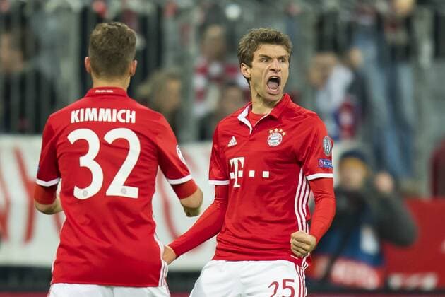 GER, UEFA CL, FC Bayern Muenchen (GER) vs FC Arsenal (GBR) 15.02.2017, Allianz Arena, Muenchen, GER, UEFA CL, FC Bayern Muenchen (GER) vs FC Arsenal (GBR) , Viertelfinale, im Bild Jubel nach dem Tor zum 5-1 durch Thomas Mueller (FCB 25) mit Joshua Kimmich (FCB 32) Foto © nordphoto Straubmeier nordphotox xStraubmeier