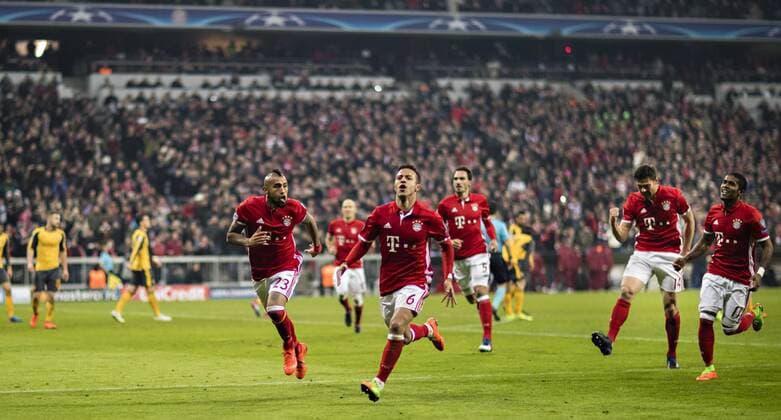 München, 15.02.2017 Torjubel: Thiago (FCB), Arturo Vidal (FCB), Xabi Alonso (FCB), Douglas Costa (FCB) Bayern München - Arsenal London