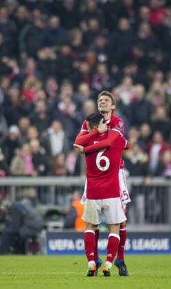 Torjubel Bayern: Thomas Müller (Bayern) umarmt Thiago Alcantara (Bayern) 15.02.2017, München, FC Bayern München vs. Arsenal Â