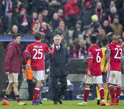 Thomas Müller (Bayern) klatscht mit Trainer Carlo Ancelotti (Bayern) ab. 15.02.2017, München, FC Bayern München vs. Arsenal Â