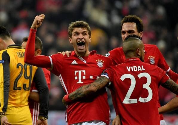 Themen der Woche - Sport Bilder des Tages - SPORT 15.02.2017, xjhx, Fussball Champions League, FC Bayern Muenchen - Arsenal London, emspor, v.l. Thomas Mueller (FC Bayern Muenchen), Arturo Vidal (FC Bayern Muenchen) Torjubel, Goal celebration, celebrate the goal zum 5:1 Muenchen