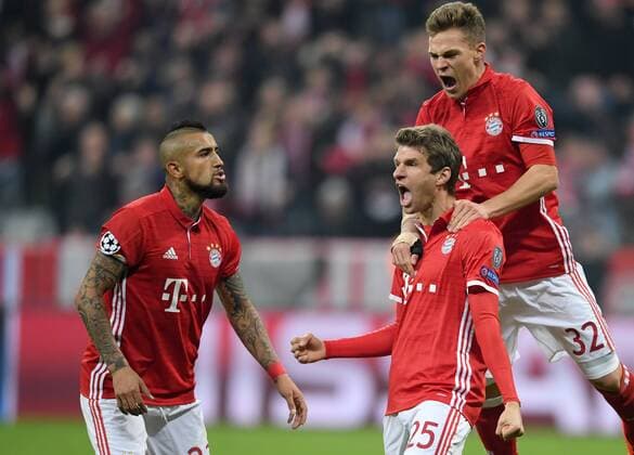 FUSSBALL CHAMPIONS LEAGUE SAISON 2016 2017 ACHTELFINALE HINSPIEL FC Bayern Muenchen - Arsenal London 15.02.2017 Torjubel: Arturo Vidal, Thomas Mueller und Joshua Kimmich (v.l., alle FC Bayern Muenchen). 