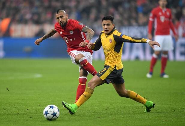 FUSSBALL CHAMPIONS LEAGUE SAISON 2016 2017 ACHTELFINALE HINSPIEL FC Bayern Muenchen - Arsenal London 15.02.2017 Arturo Vidal (li, FC Bayern Muenchen) gegen Alexis Sanchez (re, Arsenal) 