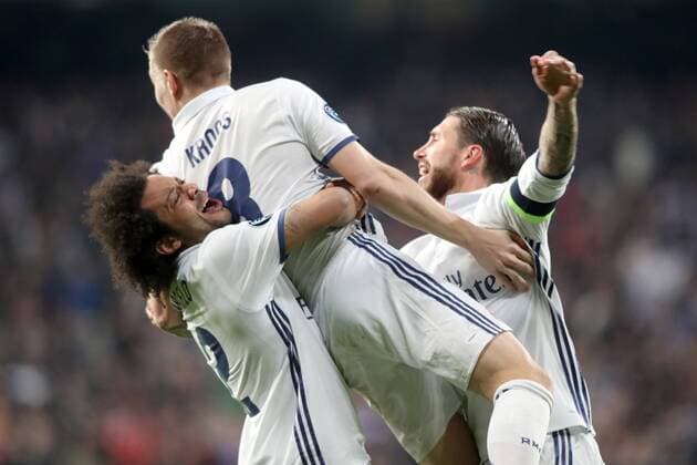 Fußball, CL, Real Madrid - SSC Neapel Real Madrid s Marcelo Vieira (l), Toni Kroos (c) and Sergio Ramos celebrate goal during Champions League 2016 2017 Round of 16 1st leg match. February 15,2017.  (2017021529)