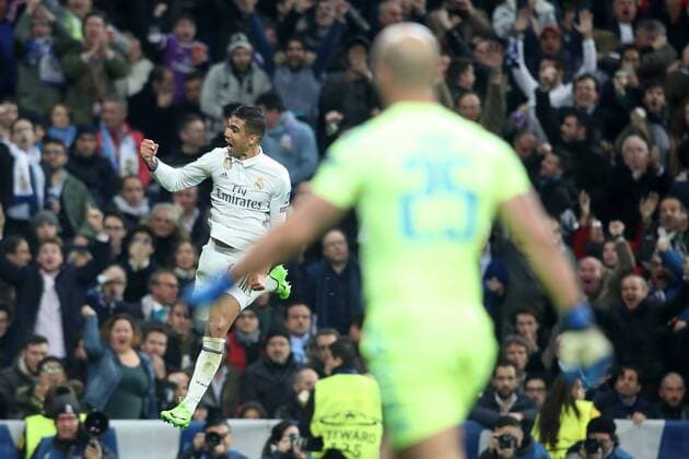 Fußball, CL, Real Madrid - SSC Neapel Real Madrid s Carlos Henrique Casemiro celebrates goal in presence of SSC Napoli s Pepe Reina during Champions League 2016 2017 Round of 16 1st leg match. February 15,2017.  (2017021532)