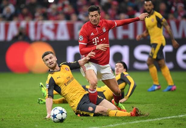 FUSSBALL CHAMPIONS LEAGUE SAISON 2016 2017 ACHTELFINALE HINSPIEL FC Bayern Muenchen - Arsenal London 15.02.2017 Shkodran Mustafi (Arsenal) gegen Robert Lewandowski (FC Bayern Muenchen) 