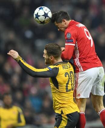 FUSSBALL CHAMPIONS LEAGUE SAISON 2016 2017 ACHTELFINALE HINSPIEL FC Bayern Muenchen - Arsenal London 15.02.2017 Shkodran Mustafi (li, Arsenal) gegen Robert Lewandowski (re, FC Bayern Muenchen) 
