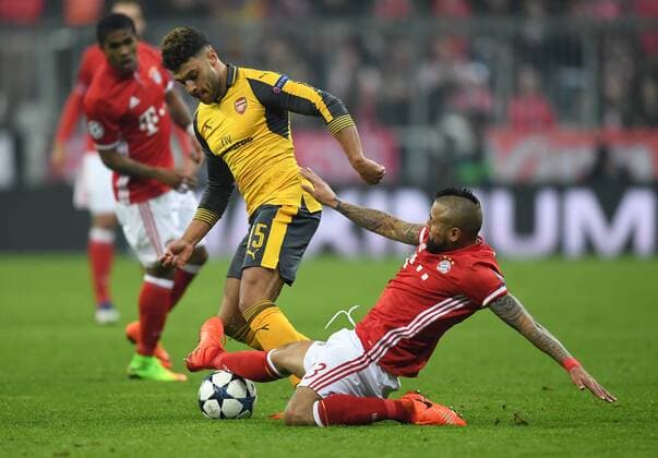 FUSSBALL CHAMPIONS LEAGUE SAISON 2016 2017 ACHTELFINALE HINSPIEL FC Bayern Muenchen - Arsenal London 15.02.2017 Alex Oxlade-Chamberlain (li, Arsenal) gegen Arturo Vidal (re, FC Bayern Muenchen) 