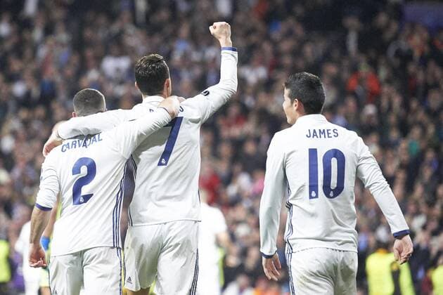 Fußball, CL, Real Madrid - SSC Neapel Madrid, Spain - Cristiano Ronaldo (forward; Real Madrid), Daniel Carvajal (defender; Real Madrid), James Rodriguez (midfielder; Real Madrid) during the UEFA Champions League, round of 8 match between Real Madrid and SSC Napoli at Santiago Bernabeu on February 15, 2017 in Madrid Real Madrid vs SSC Napoli UEFA Champions League  - ZUMAg15_ 20170216_zaf_g15_027 Copyright: xJackxAbuinx