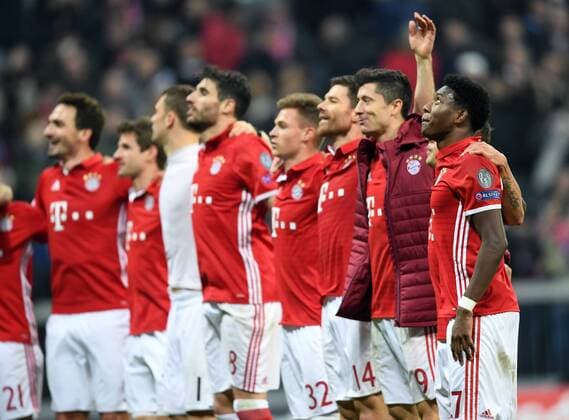 FUSSBALL CHAMPIONS LEAGUE SAISON 2016 2017 ACHTELFINAL HINSPIEL FC Bayern Muenchen - Arsenal London 15.02.2017 Schlussjubel FC Bayern Muenchen; David Alaba, Robert Lewandowski, Xabi Alonso, Joshua Kimmich, Javi Martinez, Torwart Manuel Neuer, Thomas Mueller und Mats Hummels (v.re.) 