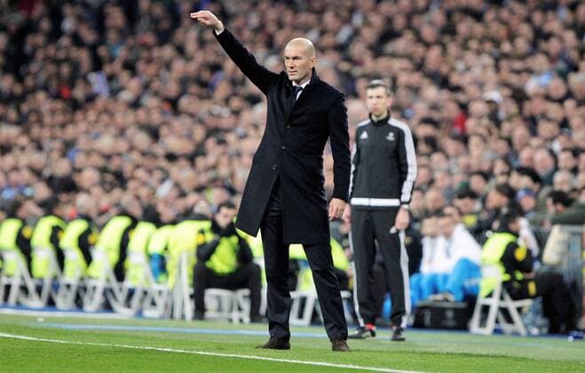 FuÃŸball, CL, Real Madrid - SSC Neapel February 15th 2017, Santiago Bernabeu, Madird, Spain; UEFA Champions League football, Real Madrid versus Napoli; Zinedin Zidane, Real Madrid manager sends in instructions to his team xLaurentxLairysx  ActionPlus11846694