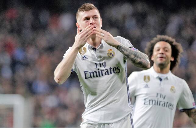 FuÃŸball, CL, Real Madrid - SSC Neapel, Toni Kroos trifft February 15th 2017, Santiago Bernabeu, Madird, Spain; UEFA Champions League football, Real Madrid versus Napoli; Toni Kroos (mad) celebrates his goal for 2-1 in the 49th minute xLaurentxLairysx  ActionPlus11846701