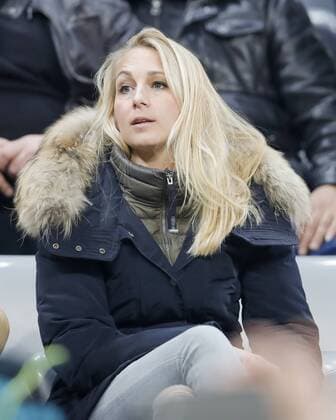 Arjen Robben Familie, Ehefrau Bernadien, Spielerfrau, junge hübsche Frau, Maedchen, sexy, aufreizend, Figur, hübsch, lacht, attraktiv, Mode, fashion, Schmuck, Tasche, Schminke, FC BAYERN MUENCHEN - FC ARSENAL 5-1 Achtelfinale, Fussball UEFA Champions League, Muenchen, 15.02.2017 CL Saison 2016 2017, FCB