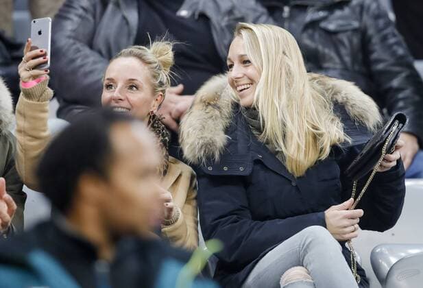 Arjen Robben Familie, Ehefrau Bernadien, Spielerfrau, junge hübsche Frau, Maedchen, sexy, aufreizend, Figur, hübsch, lacht, attraktiv, Mode, fashion, Schmuck, Tasche, Schminke, FC BAYERN MUENCHEN - FC ARSENAL 5-1 Achtelfinale, Fussball UEFA Champions League, Muenchen, 15.02.2017 CL Saison 2016 2017, FCB