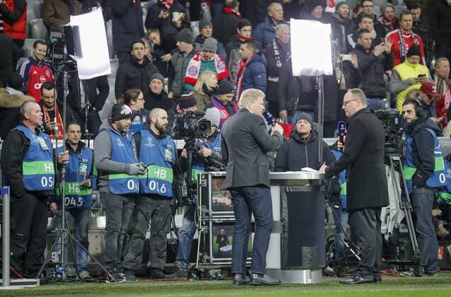 Oliver KAHN, Co Moderator Oliver Welken Moderator, Sportmoderator, VIP, Promi, Show, Entertainment, Fernsehmoderator Fernsehen,Journalisten, TV, Medien, Fotografen , Fernsehuebertagung, Live, Liveuebertragung Presseraum, Presse, Pressezentrum , Interview, Media, Medienzentrum FC BAYERN MUENCHEN - FC ARSENAL 5-1 Achtelfinale, Fussball UEFA Champions League, Muenchen, 15.02.2017 CL Saison 2016 2017, FCB