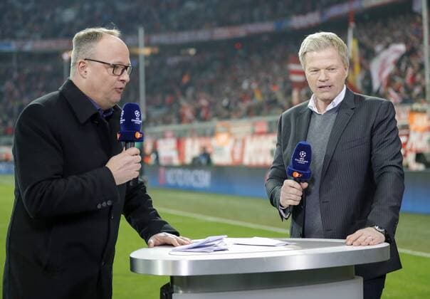 Oliver KAHN, Co Moderator Oliver Welken Moderator, Sportmoderator, VIP, Promi, Show, Entertainment, Fernsehmoderator Fernsehen,Journalisten, TV, Medien, Fotografen , Fernsehuebertagung, Live, Liveuebertragung Presseraum, Presse, Pressezentrum , Interview, Media, Medienzentrum FC BAYERN MUENCHEN - FC ARSENAL 5-1 Achtelfinale, Fussball UEFA Champions League, Muenchen, 15.02.2017 CL Saison 2016 2017, FCB