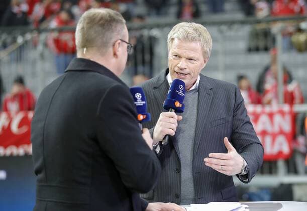 Oliver KAHN, Co Moderator Oliver Welken Moderator, Sportmoderator, VIP, Promi, Show, Entertainment, Fernsehmoderator Fernsehen,Journalisten, TV, Medien, Fotografen , Fernsehuebertagung, Live, Liveuebertragung Presseraum, Presse, Pressezentrum , Interview, Media, Medienzentrum FC BAYERN MUENCHEN - FC ARSENAL 5-1 Achtelfinale, Fussball UEFA Champions League, Muenchen, 15.02.2017 CL Saison 2016 2017, FCB