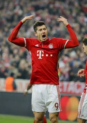 Robert LEWANDOWSKI, FCB 9 Torjubel, Jubel nach dem Tor zum 2-1 Jubel, Freude, Emotionen, Feiern, Lachen, jubelt, freuen, reisst die Arme hoch, ballt die Faust FC BAYERN MUENCHEN - FC ARSENAL 5-1 Achtelfinale, Fussball UEFA Champions League, Muenchen, 15.02.2017 CL Saison 2016 2017, FCB