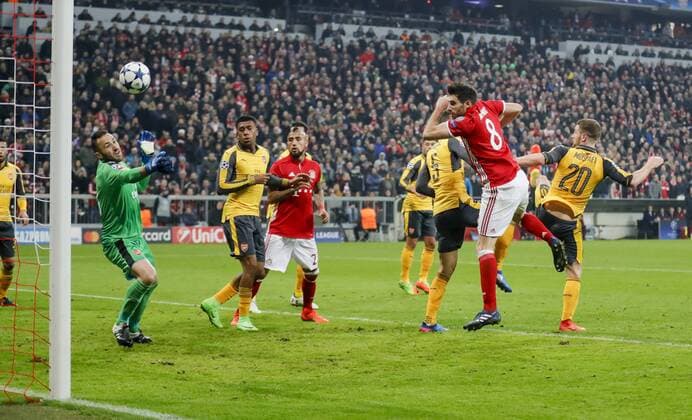 Javi MARTINEZ, FCB 8 koepft, David OSPINA, Arsenal 13 wehrt ab, Spielszene, Strafraumszene, Szene vor dem Tor, Torraum, Torraumszene FC BAYERN MUENCHEN - FC ARSENAL 5-1 Achtelfinale, Fussball UEFA Champions League, Muenchen, 15.02.2017 CL Saison 2016 2017, FCB