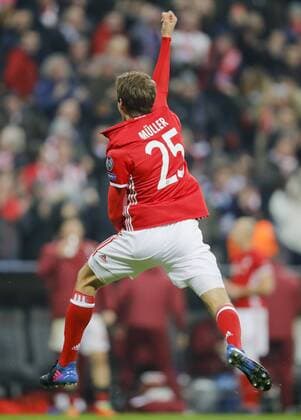 Thomas MUELLER, MÜLLER, FCB 25 Torjubel, Jubel nach dem Tor zum 5-1 Jubel, Freude, Emotionen, Feiern, Lachen, jubelt, freuen, reisst die Arme hoch, ballt die Faust FC BAYERN MUENCHEN - FC ARSENAL 5-1 Achtelfinale, Fussball UEFA Champions League, Muenchen, 15.02.2017 CL Saison 2016 2017, FCB