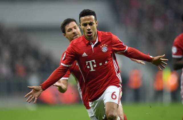 FUSSBALL CHAMPIONS LEAGUE SAISON 2016 2017 ACHTELFINALE HINSPIEL FC Bayern Muenchen - Arsenal London 15.02.2017 Torjubel: Thiago Alcantara (FC Bayern Muenchen) 