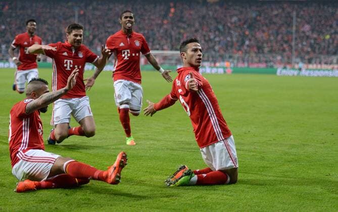 FUSSBALL CHAMPIONS LEAGUE SAISON 2016 2017 ACHTELFINALE HINSPIEL FC Bayern Muenchen - Arsenal London 15.02.2017 Torjubel: Arturo Vidal, Xabi Alonso, Douglas Costa und Thiago Alcantara (v.l., beide FC Bayern Muenchen) 